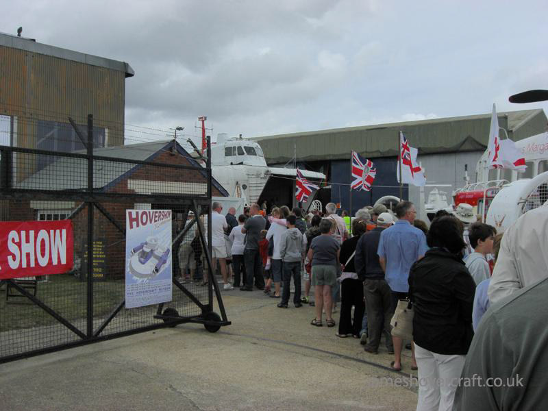 Walking around at the 2009 Hovershow - The queue to get in! (submitted by James Rowson).